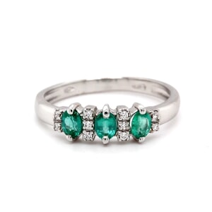 anello trilogy con smeraldi e diamanti
